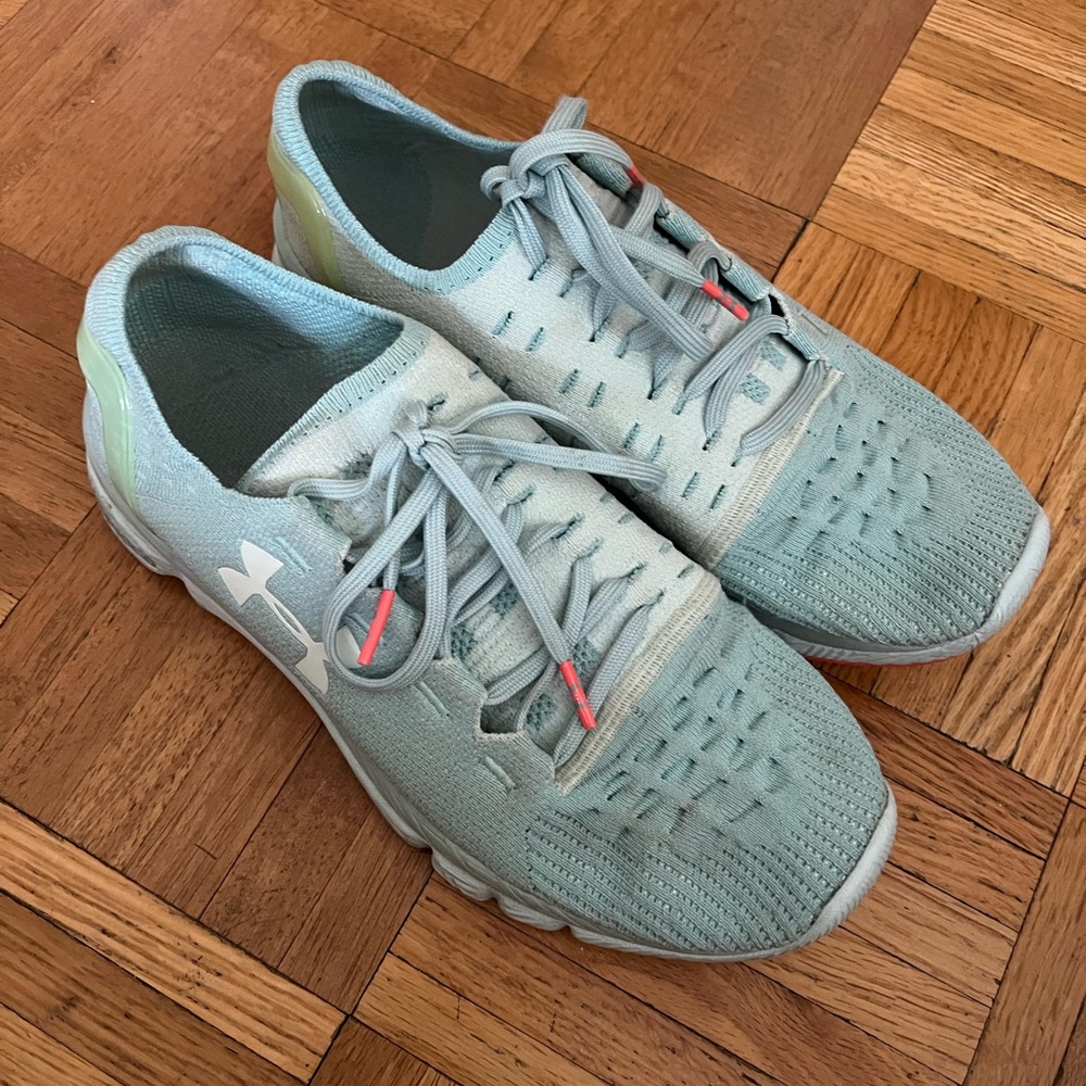 Under armour women’s sneaker size 9.5